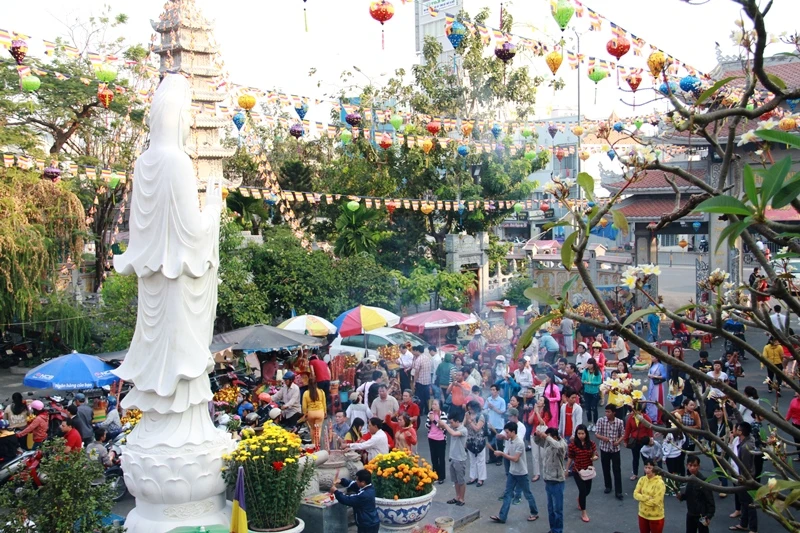 Dòng người thành kính đi lễ chùa đầu năm Bính Thân ảnh 1